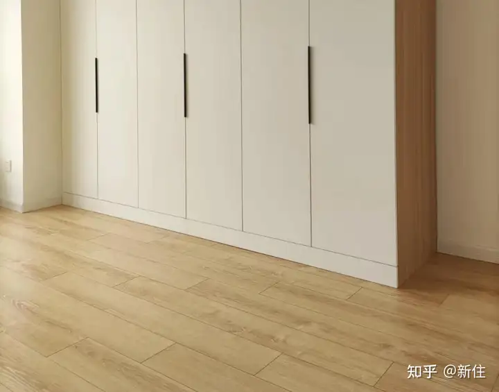 Kickboard concealment